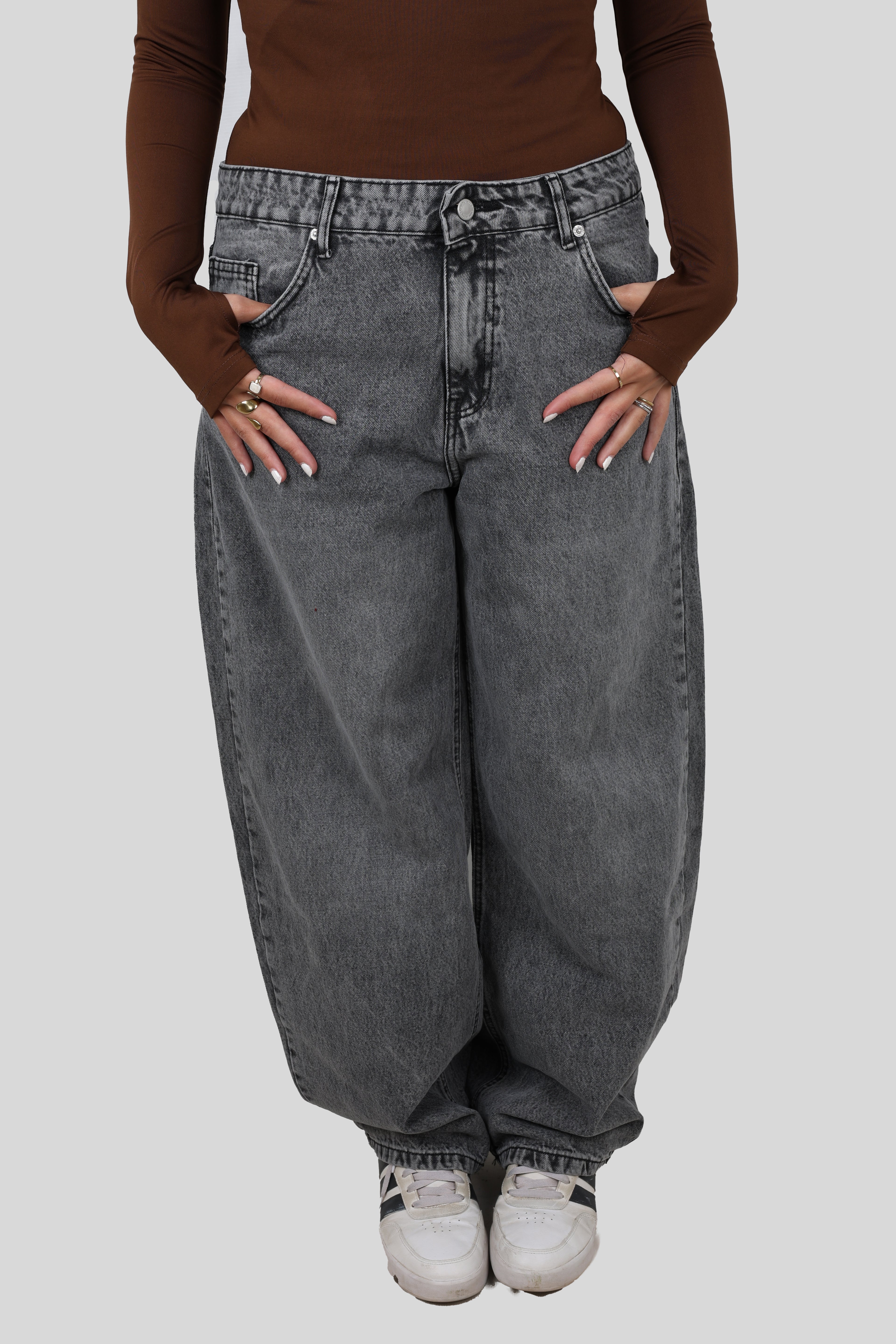 SKATER FIT DARK GRAY WASHED JEANS